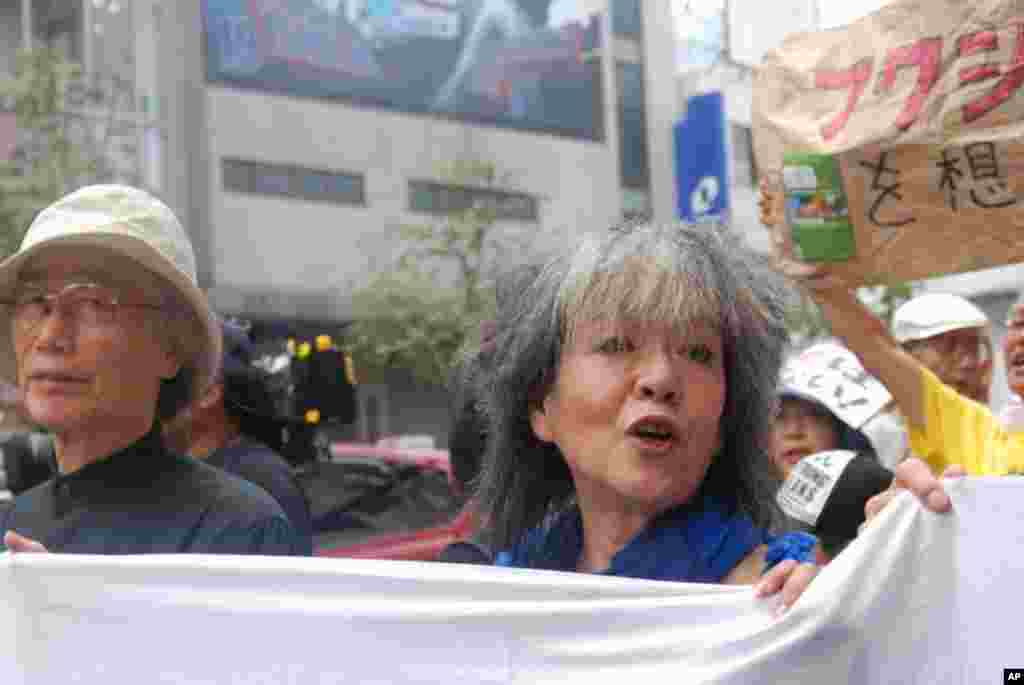 Feminist essayist Keiko Ochiai (right) helping to lead Monday's anti-nuclear "parade."