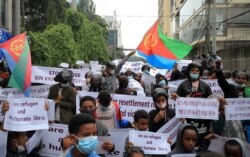 Aksi protes pengungsi Eritrea di depan kantor Komisaris Tinggi PBB untuk Pengungsi (UNHCR) di Addis Ababa, Ethiopia, 29 Juli 2021. (REUTERS /Tiksa Negeri/File Foto)