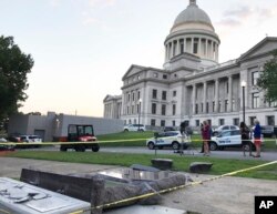 Monumen "Sepuluh Perintah Tuhan" di luar Arkansas Capitol di Little Rock pada 28 Juni 2017. (Foto: AP)