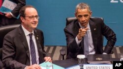 Le président américain Barack Obama et son homologue français François Hollande lors du sommet G20 à Brisbane, Australie, le 16 novembre 2014.