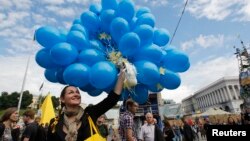 人们聚集在基辅独立广场庆祝乌克兰和欧盟签订了自由贸易协定。（2014年6月27日）