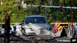 2016年10月12日康乃迪克州東哈特福德市大街上一架一天前墜毀的飛機殘骸。