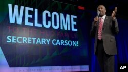 El nuevo secretario de Vivienda y Desarrollo Urbano, Ben Carson, habló a los empleados de la dependencia gubernamental en el primer día en el cargo el lunes, 6 de marzo, de 2017.