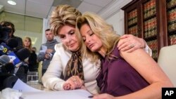 Summer Zervos, derecha, afirmó que en su primer encuentro de trabajo con Trump, éste la besó en los labios y le pidió su número de teléfono. Fue durante el segundo encuentro que fue violentada sexualmente.