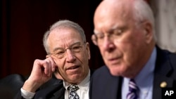 Chairman of the Senate Judiciary Committee Patrick Leahy (r) and, Republican Senator Charles Grassley, April 22, 2013.