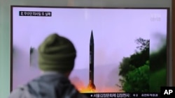 Một người đàn ông theo dõi tin tức truyền hình về vụ phóng tên lửa ở Bắc Triều Tiên, tại Seoul, Hàn Quốc, 20/10/2016.