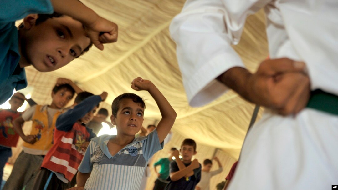 Anak-anak pengungsi Suriah berlatih taekwondo di kamp pengungsi Zaatari dekat Mafraq, Yordania, September 2013. (AP/Bella Szandelszky)