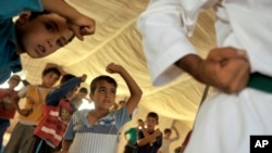 Anak-anak pengungsi Suriah berlatih taekwondo di kamp pengungsi Zaatari dekat Mafraq, Yordania, September 2013. (AP/Bella Szandelszky)
