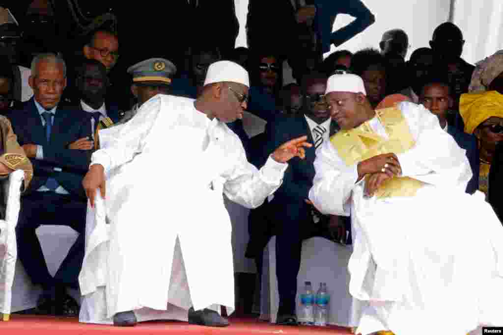 Le président sénégalais Macky Sall, à gauche, s'adresse au président gambien Adama Barrow lors de la cérémonie de prestation de serment de Barrow au stade de l'indépendance, à Bakau, en Gambie, 18 février 2017. 