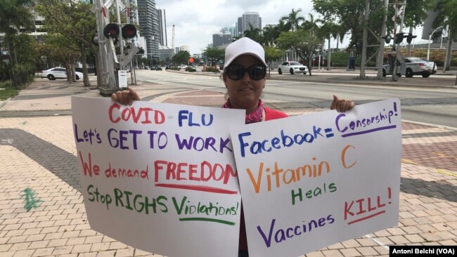 Esta mujer asegura que "el coronavirus es igual a una gripe" e insta a las autoridades a "dejar de violar los derechos" de los ciudadanos porque, según dice, se han coartado las libertades al pedir a la gente que se quede en casa.