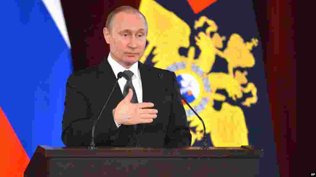 Le président russe Vladimir Poutine, s'adresse aux officiers du ministère de l'Intérieur à Moscou, le 15 mars 2016.