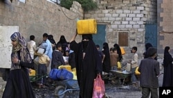 Sana'a residents collect drinking water during a city-wide shortage, Yemen, May 29, 2011.