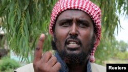 Al Shabaab spokesman Sheikh Ali Mohamud Rage addresses a news conference outside Somalia's capital Mogadishu, (File photo).