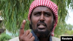 Juru bicara kelompok militan al-Shabab, Sheikh Ali Mohamud Rage di pinggiran ibukota Mogadishu (foto: dok).