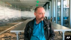 被称为“柏林病人”的蒂莫西·布朗2019年3月4日在西雅图接受拍照。十多年前他成为第一个艾滋病毒感染获治愈的人。研究人员如今报告说，又有一名男子在接受干细胞治疗并停用抗逆转录病毒药物后，18个月来体内已无艾滋病毒。