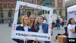 Nevladina orgtanizacija CRTA sprovela je na Trgu Republike u Beogradu akciju "Gde nas sve nadziru" povodom prikupljanja potpisa građana za zahtevanje informacija od javnog značaja od MUP-a Srbije, u vezi sa kamerama za nadzor koje poseduju tehnologiju prepoznavanja lica, u Beogra