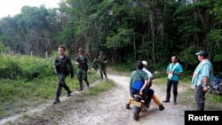 Tropas colombianas realizan ejercicios de entrenamiento para proteger a los equipos de militares y civiles que realizarán la erradicación manual de las plantas.