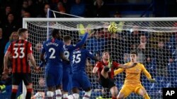 Dan Gosling de Bournemouth, deuxième à droite, marque le but d'ouverture de son équipe lors du match de football de Premier League anglaise entre Chelsea et Bournemouth, à Stamford Bridge à Londres, samedi, décembre. 14, 2019. (Photo AP / Ian Walton)