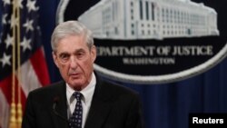 រដ្ឋអាជ្ញា​ពិសេស​លោក Robert Mueller ថ្លែងសេចក្តីថ្លែងការណ៍​ស្តី​ពី​ការស៊ើបអង្កេតរបស់លោកលើការឃុបឃិតជាមួយរុស្ស៊ីអំឡុងពេលបោះឆ្នោតប្រធានាធិបតីកាលពីឆ្នាំ២០១៦ នៅរដ្ឋធានីវ៉ាស៊ីនតោន កាលពីថ្ងៃទី២៩ ខែឧសភា ឆ្នាំ២០១៩។ 