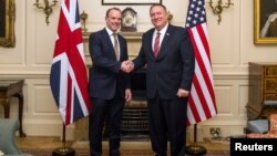 Sekretari amerikan i Shtetit Mike Pompeo duke shtrënguar duart me Sekretarin e Jashtëm britanik Dominic Raab