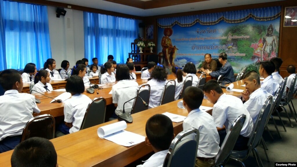 ထိုုင္း- ျမန္မာနယ္စပ္ မဲေဆာက္အေျခစိုက္(SAW) ကေလးနဲ႔အမ်ိဳးသမီးကူညီေစာင့္ေရွာက္ေရး အဖြဲ႔ က ကေလးမ်ား ႏွင့္ ထိုင္းတာ၀န္ရွိသူေတြ ေတြ႔ဆံု