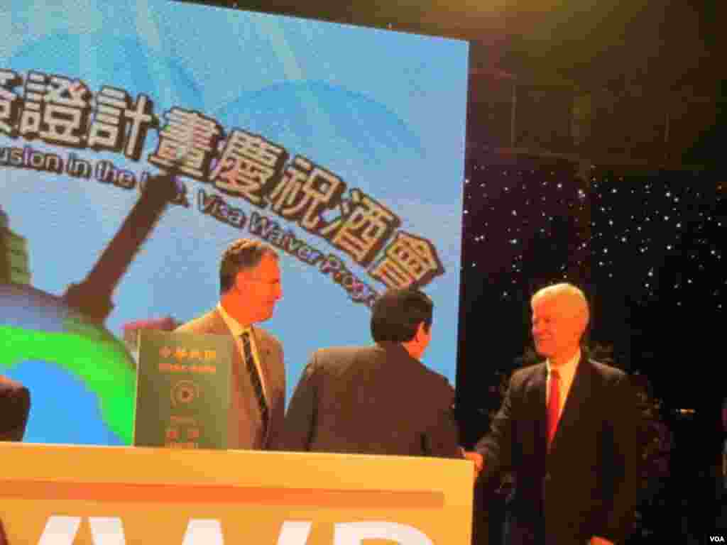 美国与台湾政府官员在台湾庆祝台湾成为美国免签证计划成员(美国之音 张佩芝拍摄)