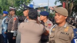 Penyematan pita merah tanda operasi Lilin Tinombala 2019 kepada petugas perwakilan TNI, Polisi, Dinas Perhubungan satuan Polisi Pamong Praja, 18 Desember 2019. (Foto: VOA/Yoanes Litha)