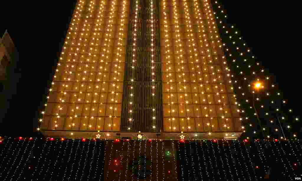 آئی آئی چندریگر روڈ پر نیشنل بینک کی عمارت پر چراغاں