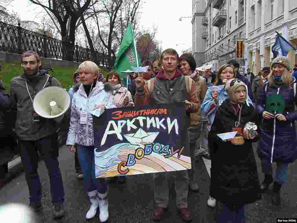切里科娃（左二）和他的支持者要求释放捍卫北极的绿色和平组织成员。(美国之音白桦拍摄)