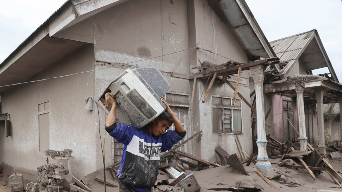 Indonesia Volcano Erupts Again, Hampering Rescue Operations