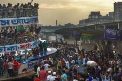 Orang-orang berkerumun saat mereka naik feri setelah pemerintah melonggarkan lockdown di tengah pandemi COVID-19 menjelang Idul Adha di Dhaka, 19 Juli 2021. (Foto: Munir Uz zaman / AFP )