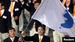 Hai vận động viên Hàn Quốc và Triều Tiên vẫy lá cờ mang biểu tượng thống nhất của bán đảo Triều Tiên trong lễ khai mạc Olympic Sydney 2000.