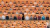 Para penonton menyaksikan pertandingan bisbol setelah Korea Selaran melonggarkan pembatasan, dalam pertandingan di Incheon, Korea Selatan 5 Mei 2020. 