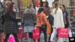 Compradores navideños cerca de Herald Square, en Nueva York. Viernes, 27 de noviembre de 2015.