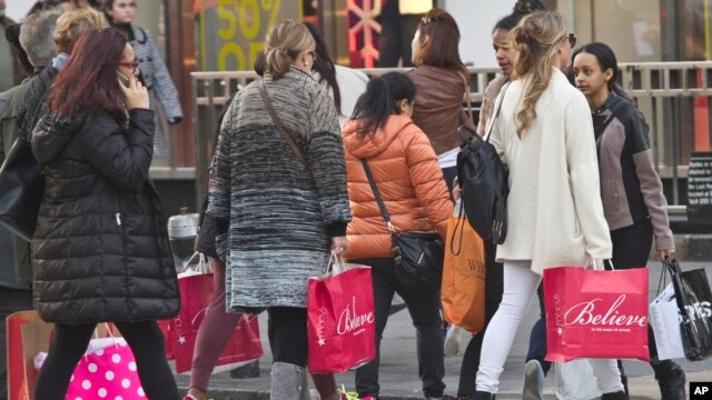 Compradores navideños cerca de Herald Square, en Nueva York. Viernes, 27 de noviembre de 2015.