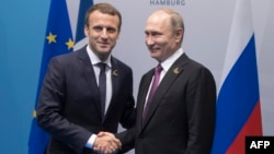 Le président français Emmanuel Macron et son homologue russe Vladimir Poutine lors d'une réunion bilatérale à Hambourg, Allemagne, 8 juillet 2017. 