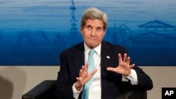 Ngoại trưởng John Kerry nói Hoa Kỳ “sẽ phán xét về cam kết của Nga và của những phần tử đòi ly khai bằng những hành động của họ, không phải bằng lời nói”.