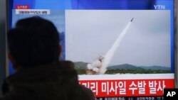 A man watches a TV news program showing file footage of missile launch conducted by North Korea, at Seoul Railway Station in Seoul, South Korea, March 3, 2016. 