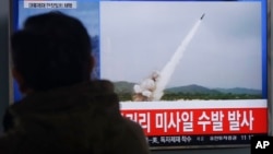 မြောက်ကိုရီးယား ဒုံးပစ်လွှတ်မှု တောင်ကိုရီးယားဘက်က ကြည့်ရှု့နေစဉ်။ (မတ်-၂၀၁၆)