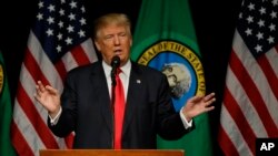 Kandida pou envestiti Pati Repibliken an, Donald Trump ki t ap pale nan vil Spokane, Eta Washington, during a rally in Spokane, Washington, 7 me 2016 la. (foto achiv (AP Photo/Ted S. Warren))