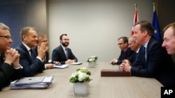 英国首相卡梅伦（右二）在布鲁塞尔的欧盟峰会上与欧洲理事会主席图斯克（左二）举行会晤。 （2016年2月18日）