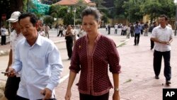 Rong Chhun, second from left, president of the Cambodian Independent Teachers Association and Cambodian lawmaker Mu Sochua, center, walk to a protest site to participate in a march marking World Teachers Day, file photo. 