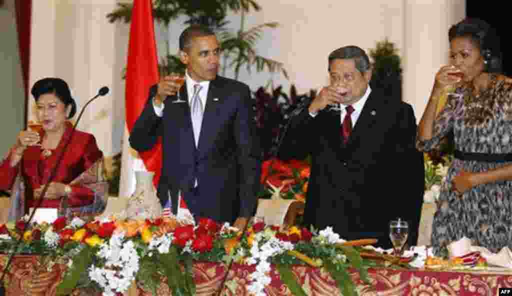 President Barack Obama, first lady Michelle Obama, Indonesian President Susilo Bambang Yudhoyono, and his wife Kristiani Herawati, drink a toast at a state dinner at the Istana Negara in Jakarta, Indonesia, Tuesday, Nov. 9, 2010. (AP Photo/Charles Dharapa