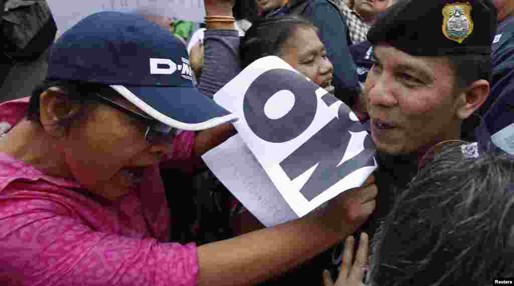 Para demonstran anti-kudeta mendorong polisi dalam sebuah protes di Monumen Kemenangan, Bangkok (27/5).&nbsp;(Reuters/Erik De Castro)