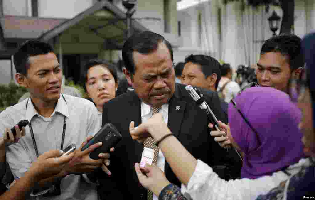 Jaksa Agung Indonesia Muhammad Prasetyo berbicara pada wartawan sebelum eksekusi di Istana Negara di Jakarta, Indonesia, 28 April 2015.