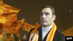 Виталий Кличко на демонстрации в честь годовщины "оранжевой" революции, Киев, 2005 год