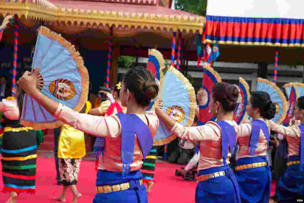 ក្រុមសិល្បករសម្តែងរបាំ នៅក្នុងពិធីរំឭកខួបថ្ងៃ៧ មករា លើកទី៣៨ នៅឯទីស្នាក់ការគណបក្សប្រជាជនកម្ពុជា ក្នុងរាជធានីភ្នំពេញ កាលពីថ្ងៃទី៧ ខែមករា ឆ្នាំ២០១៧។ (ហ៊ាន សុជាតា/ VOA) 