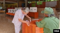 Seorang lansia mencelupkan jarinya ke tinta usai melakukan pencoblosan di TPS 4, Desa Watuawu, Kabupaten Poso, Sulawesi Tengah (27/4). Foto: VOA/Yoanes Litha