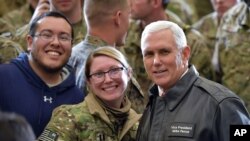 Mike Pence au milieu des troupes américaines stationnées à Bagram, Afghanistan, le 21 décembre 2017