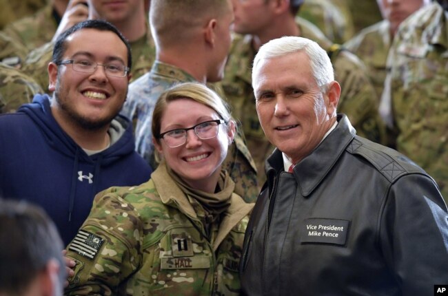 El vicepresidente de EE.UU. Mike Pence posa con soldados de su país durante una visita de Navidad a Afganistán.